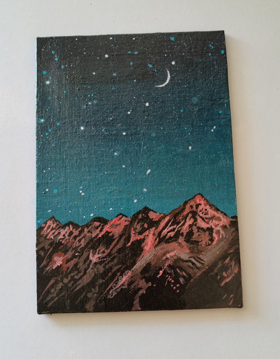 Starry-night-with-a-glowy-mountains